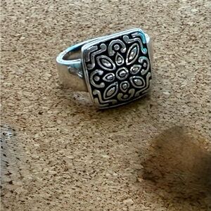 Elegant Silver Floral Ring